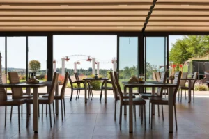 AquAngar - Restaurant | Vino la AquAngar Spa & Resort - o pensiune in natura care iti ofera momente de relaxare si liniste, in intimitate sau alaturi de cei dragi.